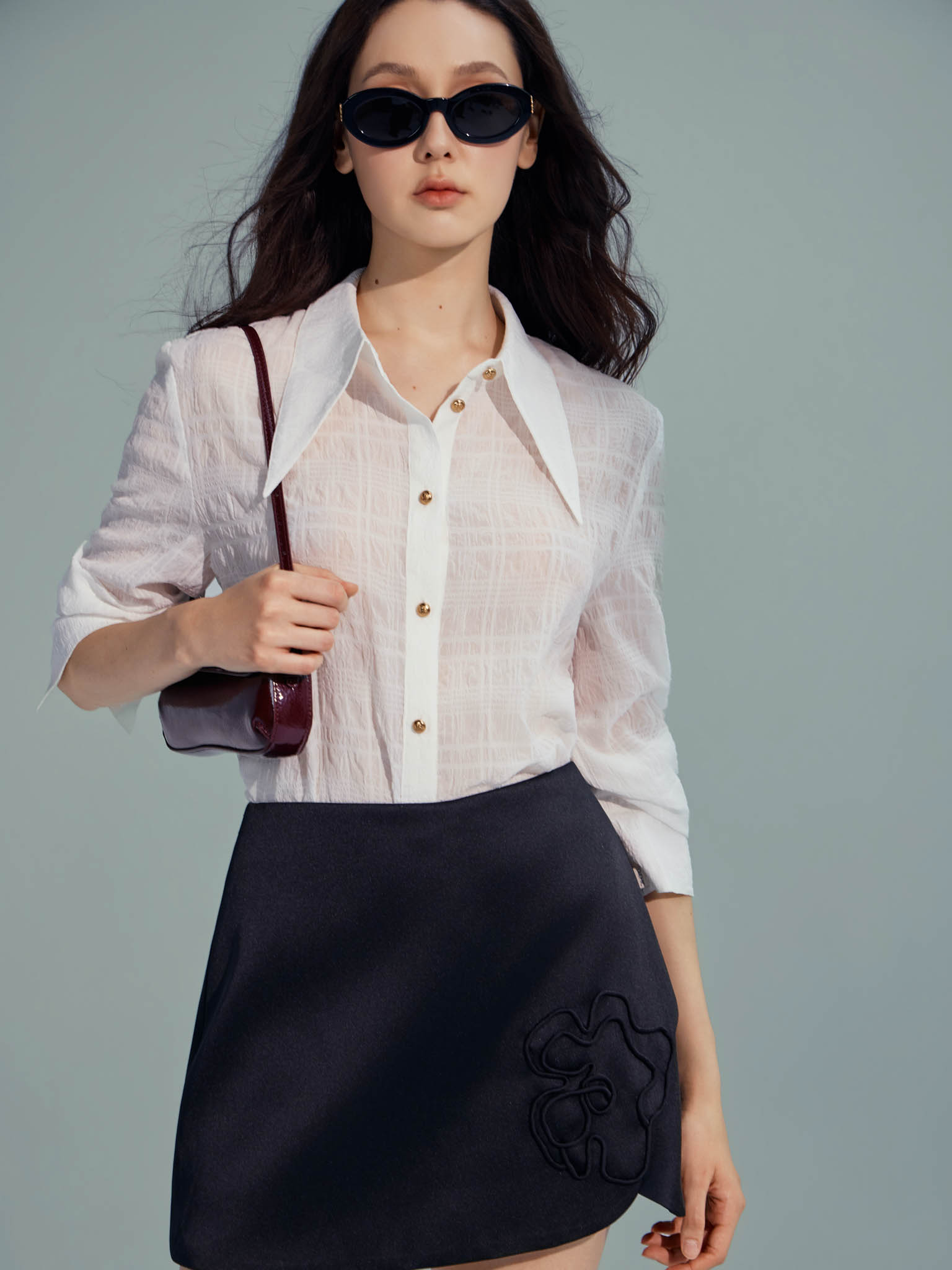 Áo sơ mi tơ kẻ nhăn cổ đức bản to